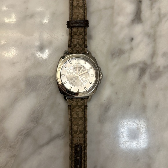 Gorgeous Coach Leather band watch - Picture 3 of 5